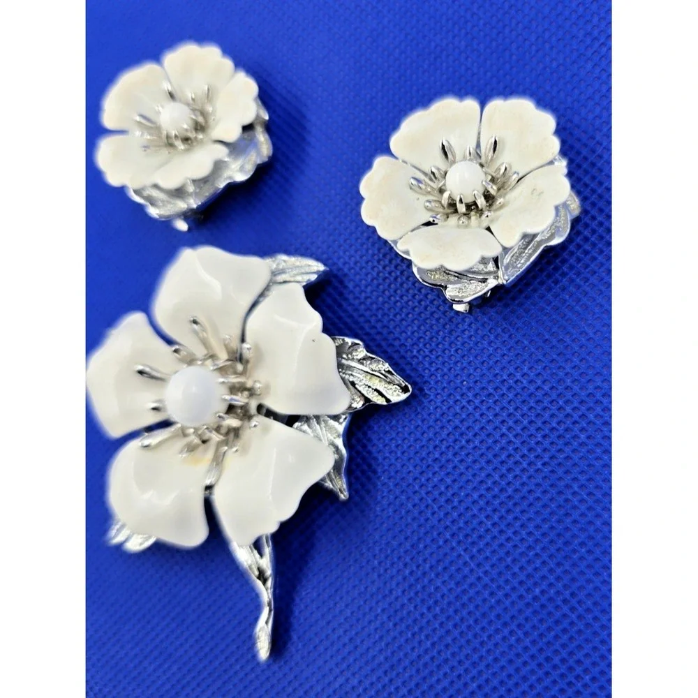Vintage Sarah Coventry Brooch Summer Magic White Enamel Flower Pin Earrings 1964